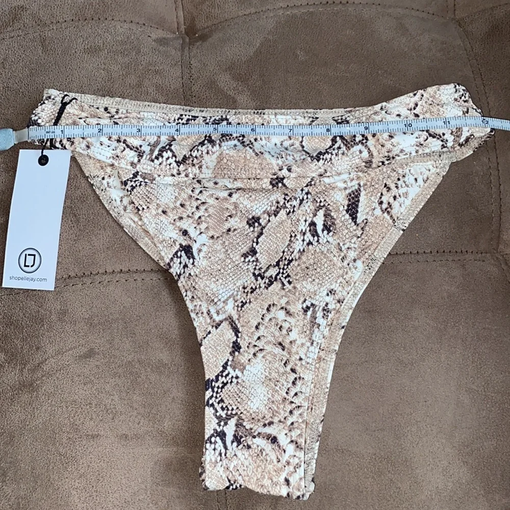 Ruby High Rise Bottom
Ellejay - Picture 6 of 6